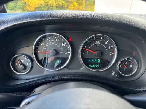 Used 2012 Jeep Wrangler Unlimited Rubicon w/ Connectivity Group AWD/4WD image 23