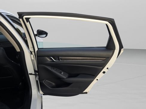 Used 2018 Honda Accord Touring image 21