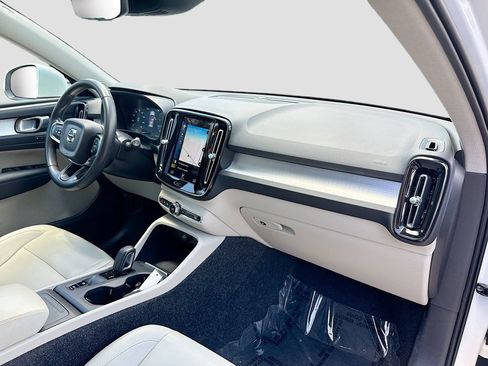 Used 2021 Volvo XC40 T4 Momentum w/ Premium Package FWD image 30