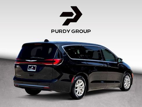 Used 2023 Chrysler Pacifica Touring-L FWD image 8