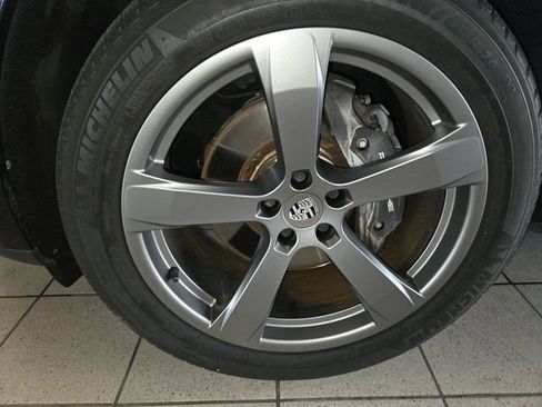 Used 2023 Porsche Macan AWD/4WD image 10