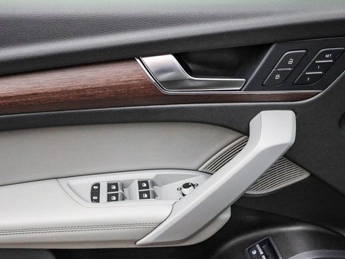 Used 2022 Audi Q5 e Prestige w/ Prestige Package image 33