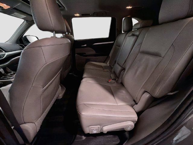 Certified 2017 Toyota Highlander XLE w/ Carpet Mat Package AWD/4WD image 21