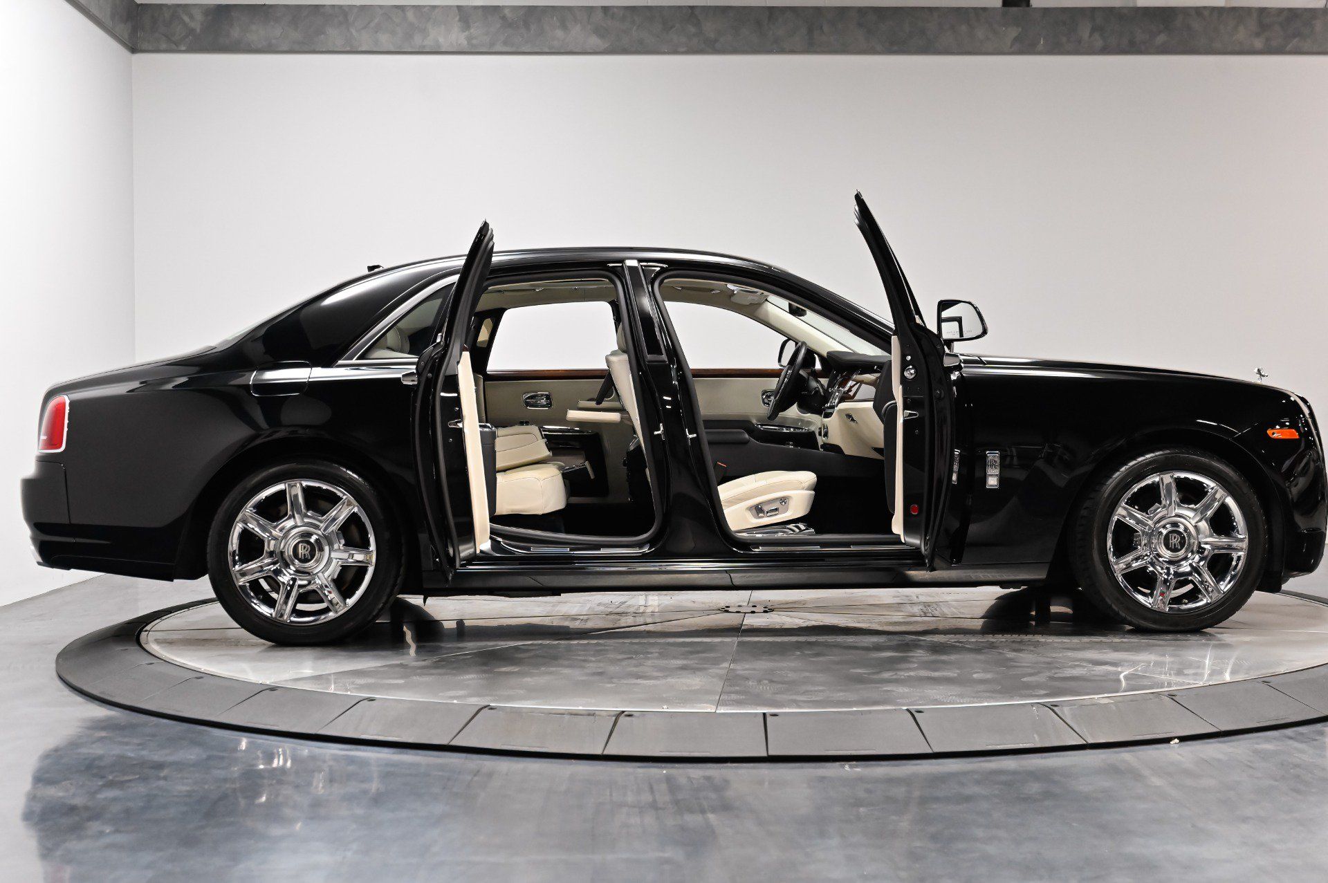 Used 2012 Rolls-Royce Ghost RWD image 52