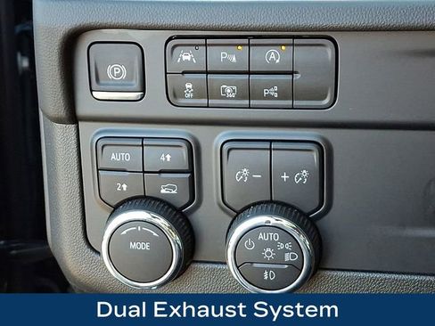 Used 2025 Chevrolet Suburban Premier image 27