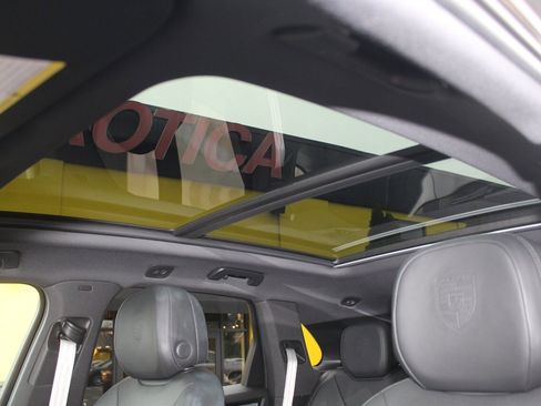 Used 2022 Porsche Cayenne Platinum Edition image 22