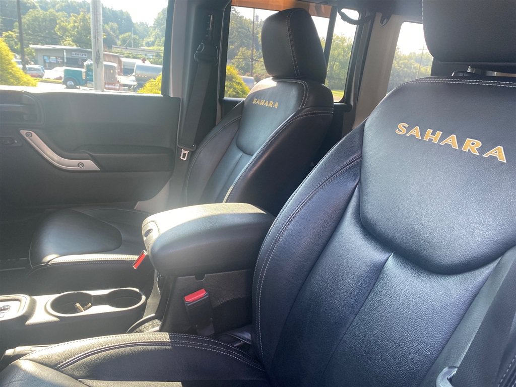 Used 2015 Jeep Wrangler Unlimited Sahara w/ Connectivity Group AWD/4WD image 9