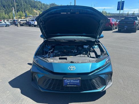 Used 2025 Toyota Camry SE FWD image 4