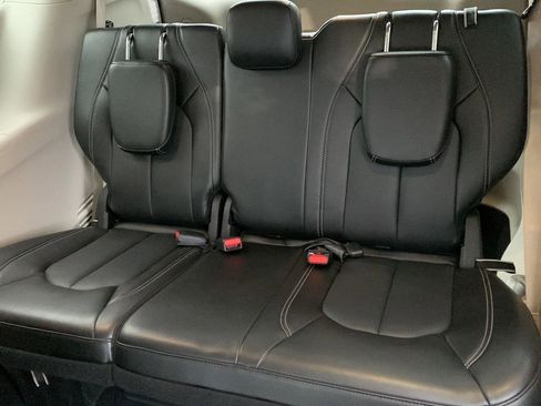 Used 2024 Chrysler Pacifica Touring-L FWD image 21