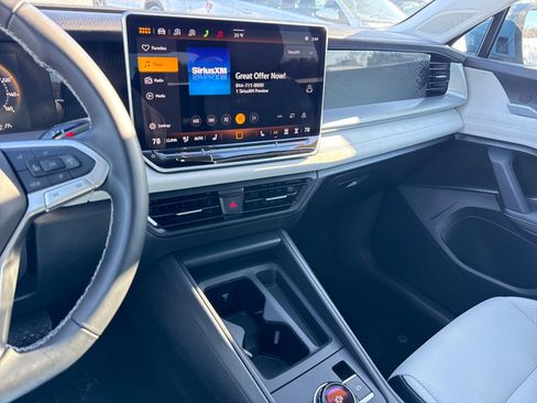 Used 2025 Volkswagen Tiguan SE image 27