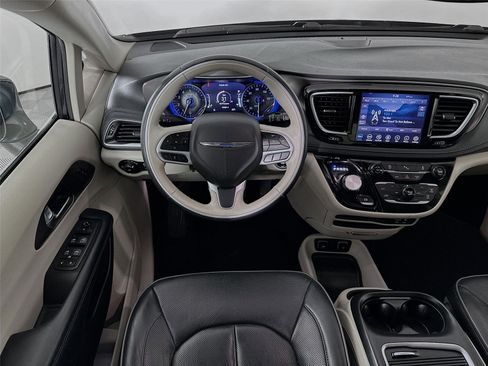 Used 2019 Chrysler Pacifica Limited image 22