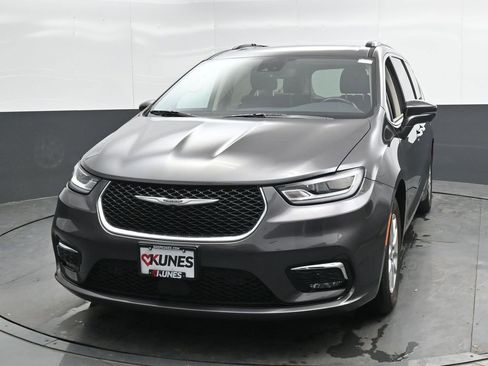 Used 2021 Chrysler Pacifica Touring-L w/ Uconnect Theater Family Group FWD image 6