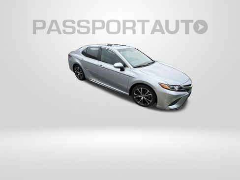 Used 2019 Toyota Camry SE w/ Convenience Package FWD image 2
