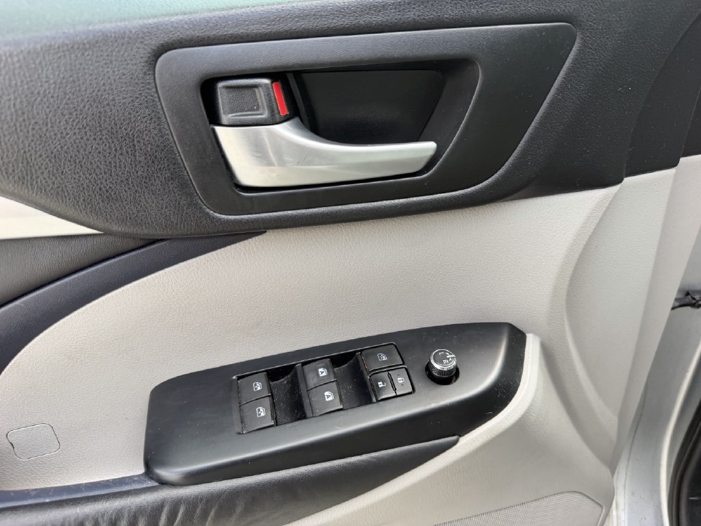 Used 2016 Toyota Highlander XLE FWD image 10