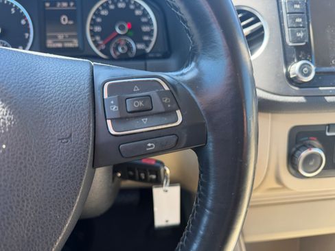 Used 2011 Volkswagen Tiguan SE image 15