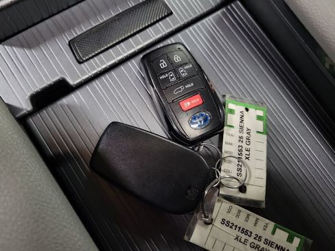Used 2025 Toyota Sienna XLE AWD/4WD image 14