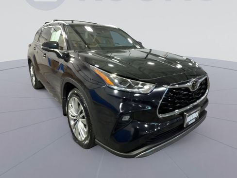 Used 2024 Toyota Highlander Platinum AWD/4WD image 2