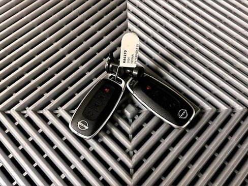 Used 2024 Nissan Pathfinder SV image 10