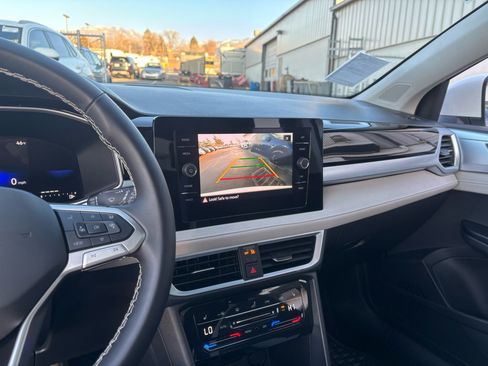 Used 2025 Volkswagen Taos SE w/ Panoramic Sunroof Package image 7