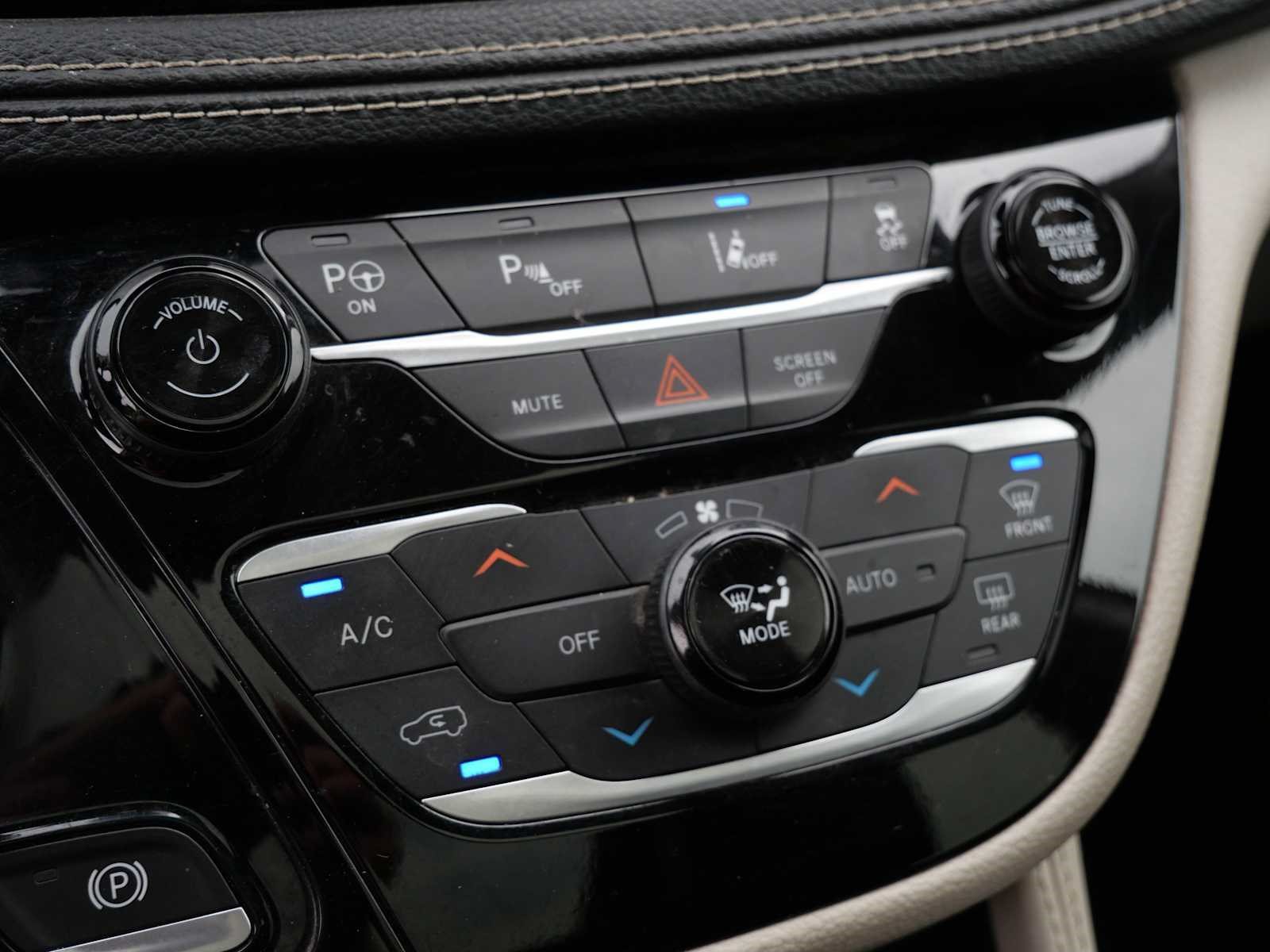 Used 2021 Chrysler Pacifica Limited w/ Uconnect Theater Family Group FWD image 32