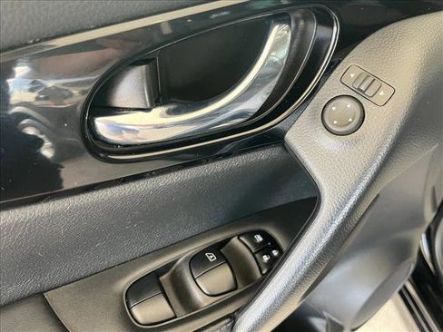 Used 2021 Nissan Rogue Sport SV FWD image 17