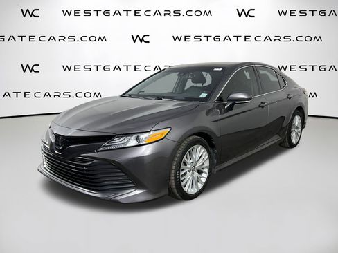 Used 2020 Toyota Camry XLE image 3