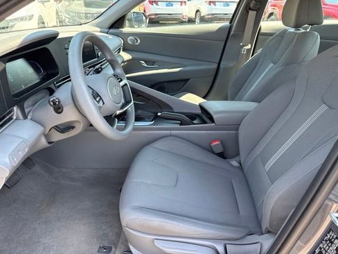 Used 2025 Hyundai Elantra SE FWD image 15