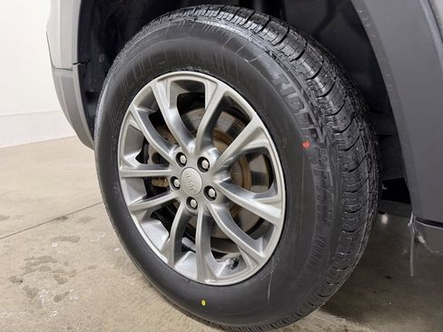 Used 2019 Jeep Cherokee Latitude Plus image 23