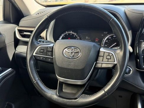 Used 2022 Toyota Highlander XLE AWD/4WD image 16