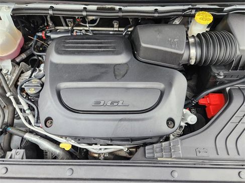 Used 2024 Chrysler Pacifica Touring-L image 31