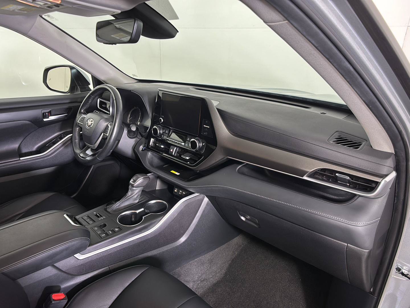 Used 2023 Toyota Highlander XLE AWD/4WD image 25