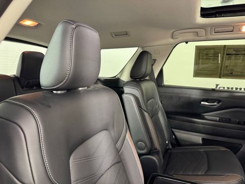 Used 2024 Nissan Pathfinder Platinum image 30