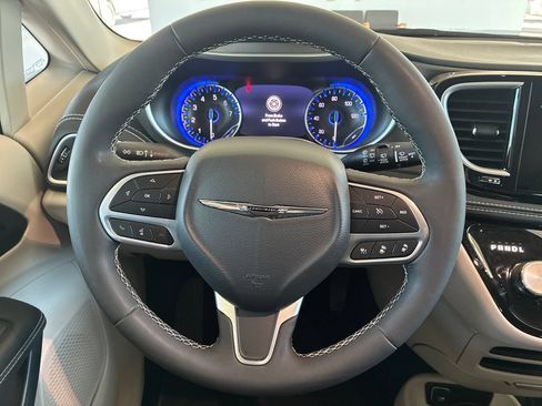 Used 2024 Chrysler Pacifica Touring-L AWD/4WD image 14