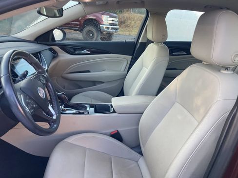 Used 2018 Buick Regal Essence w/ Driver Confidence Package #1 FWD image 4