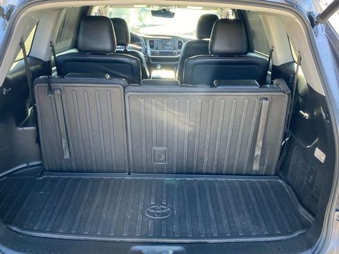 Used 2019 Toyota Highlander SE image 12
