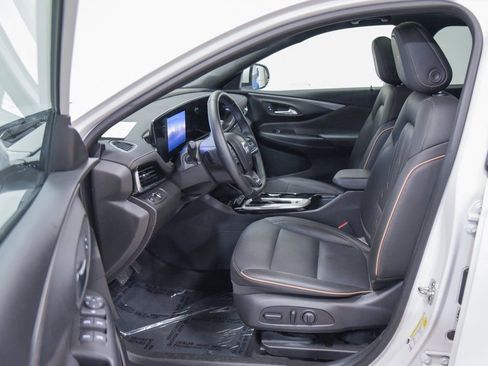 Used 2025 Buick Envista Avenir image 2