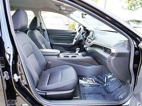 Used 2025 Nissan Altima 2.5 SV FWD image 11