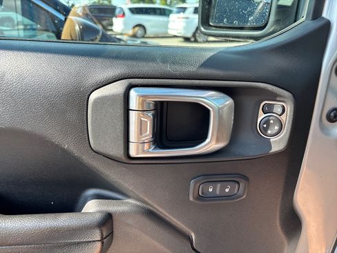Used 2023 Jeep Gladiator Sport AWD/4WD image 12