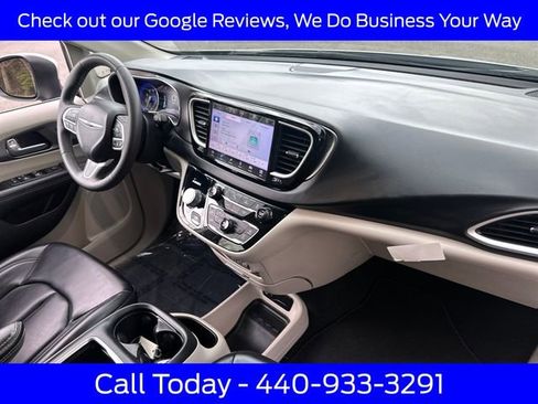 Used 2023 Chrysler Pacifica Touring-L FWD image 17