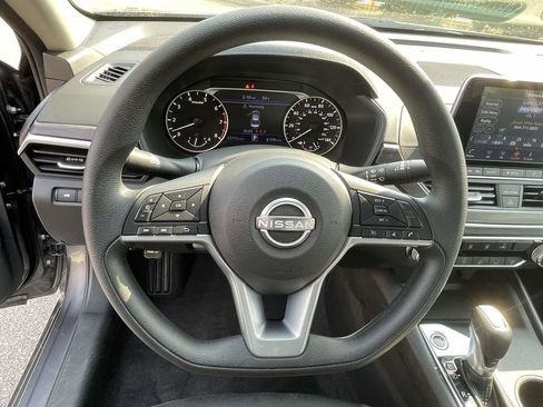 Used 2025 Nissan Altima 2.5 SV image 18