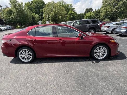 Used 2018 Toyota Camry XLE image 3