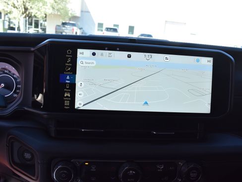 Used 2025 Jeep Gladiator Rubicon w/ Technology Group image 18