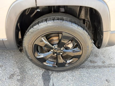 Used 2019 Jeep Cherokee Latitude Plus FWD image 17