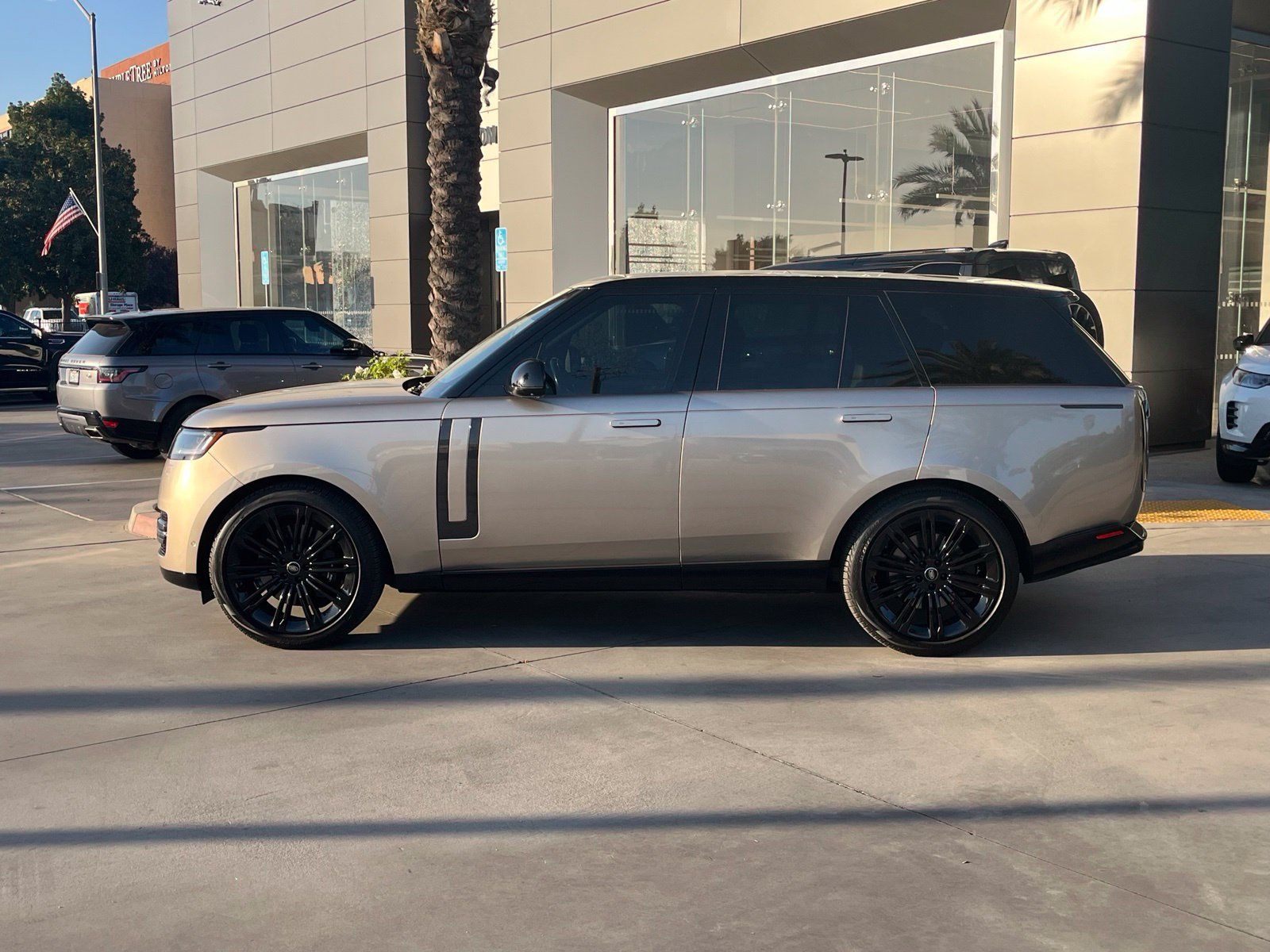 Used 2024 Land Rover Range Rover SE AWD/4WD image 3