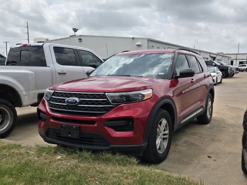 Used 2023 Ford Explorer XLT RWD image 3