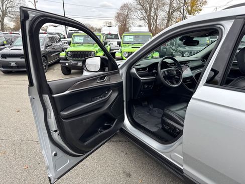 Used 2023 Jeep Grand Cherokee L Limited w/ Black Appearance Package image 11