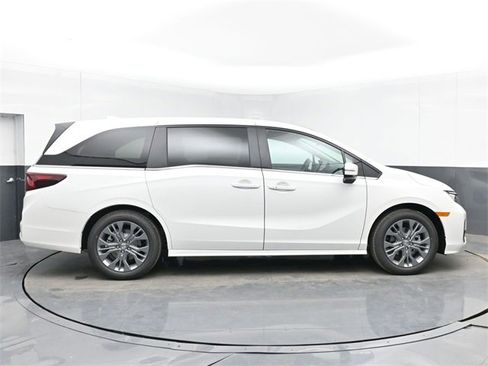 New 2026 Honda Odyssey Touring image 11
