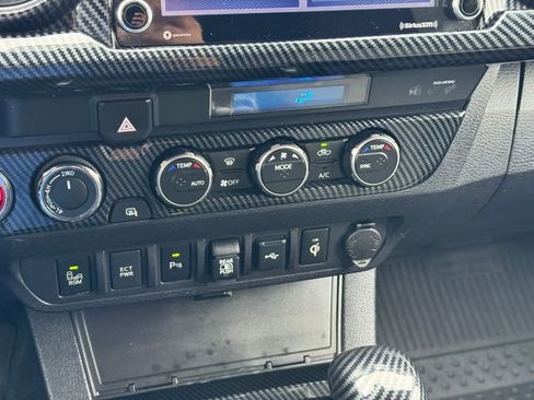 Used 2022 Toyota Tacoma TRD Off-Road w/ Technology Package AWD/4WD image 17