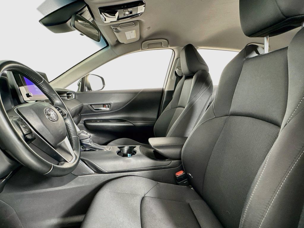 Used 2024 Toyota Venza LE AWD/4WD image 9