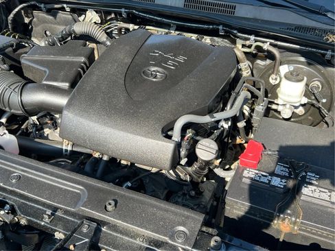 Used 2020 Toyota Tacoma SR5 AWD/4WD image 29